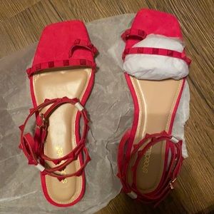 Flat sandals that wrap up the leg, size 9